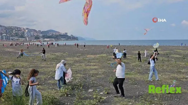 Zonguldak’ta öğrenciler Filistinli çocuklar için uçurtma uçurdu