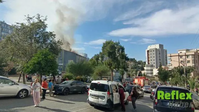 İ̇zmir'de Okul Çatısında Çıkan Yangın Kontrol Altına Alındı