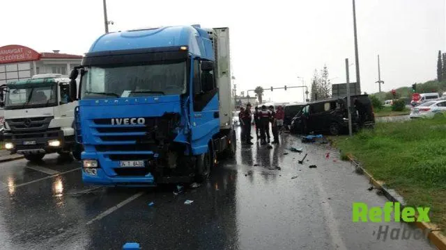 Antalya'da Kırmızı İşık İ̇hlali Zincirleme Kazaya Yol Açtı