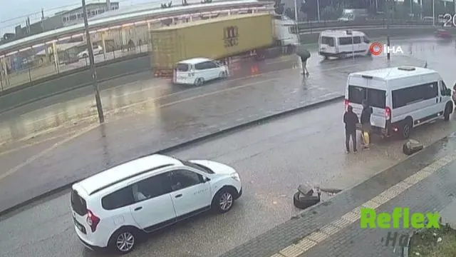 Bursa Gürsu'da Tırın Savrulan Dorsesi Hafif Ticari Araca Çarptı