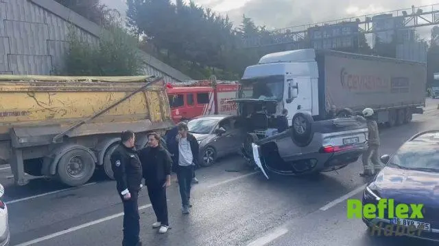 Bağcılar'da Hafriyat Kamyonu Ve Tir'ın Karıştığı Zincirleme Kaza