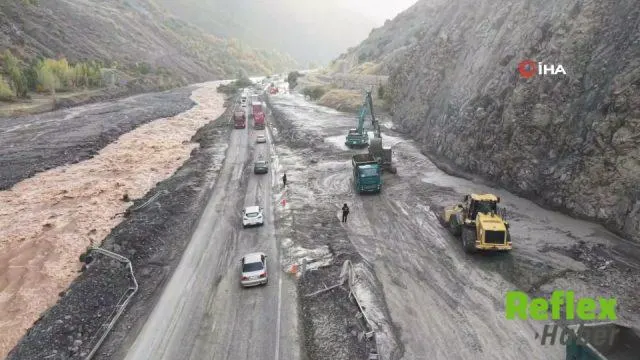 Erzincan Sansa Deresi'nde Sel Ve Heyelan Ulaşımı Aksattı