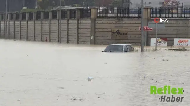 Sakarya’da Sağanak Alarmı: Yollar Suyla Doldu, Evleri Su Bastı