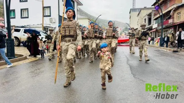 Beytüşşebap'ta Minik Çocuktan Askeri Korteje Anlamlı Eşlik