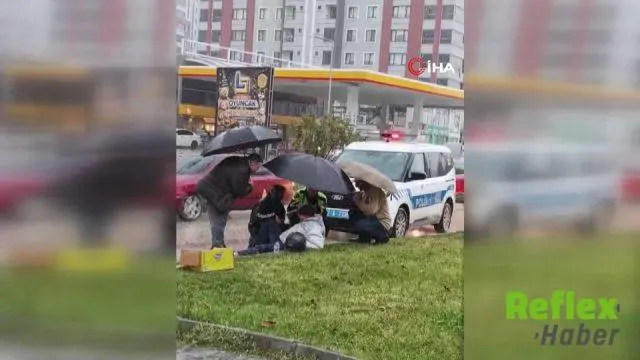 Kastamonu’da Yaralı Motosikletliye Polis Şemsiyeyle Destek Oldu