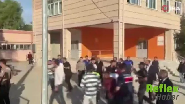 Manisa’da lise önünde silahlı saldırı: Yaralı öğrenciler olduğu bildirildi