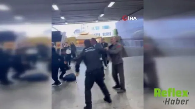 Mecidiyeköy Metrobüs Durağında Güvenlik Görevlileriyle Yolcular Arasında Kavga