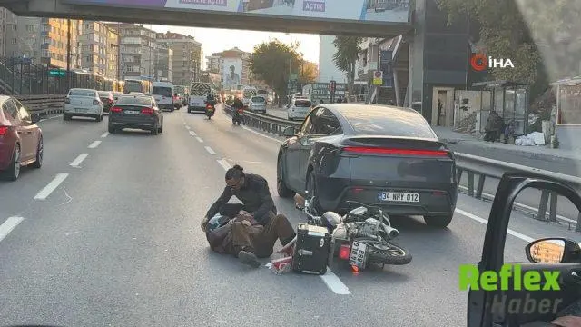 Avcılar E-5'te Motosiklet Ve Otomobil Çarpıştı