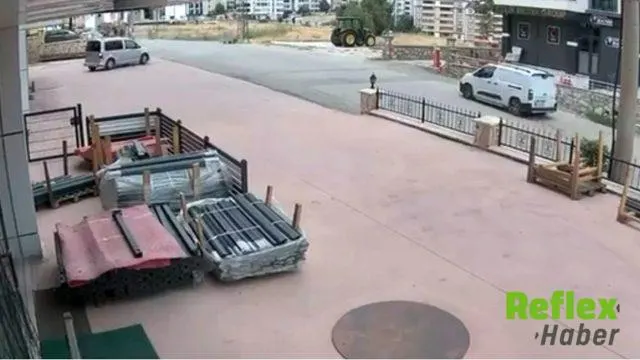 Elazığ'da el freni tam çekilmeyen araç emlak dükkanına girdi