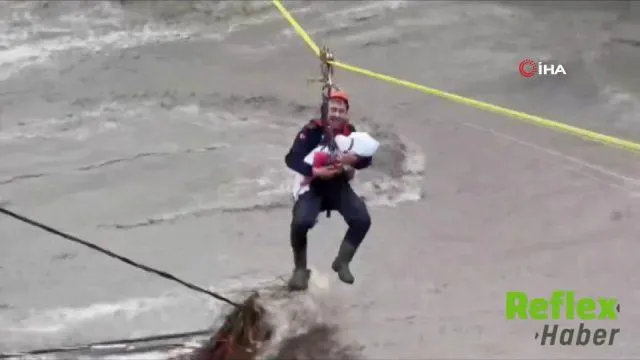 Sapanca'da Sel Bölgesinde Bebeğe Jandarma Şefkati