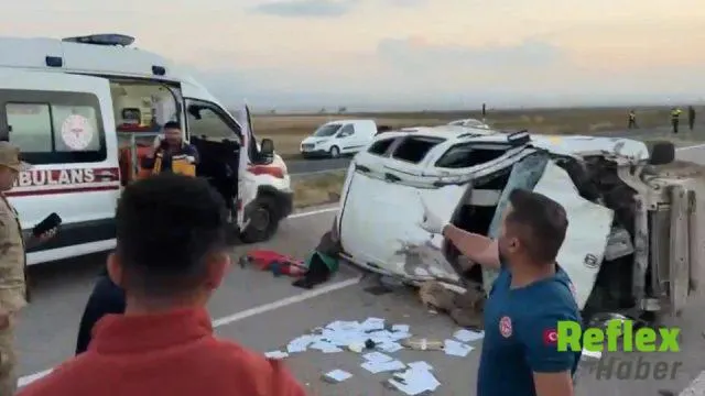 Patnos'ta Trafik Kazasında Düğün Davetiyesi Taşıyan Aileden 6 Yaralı