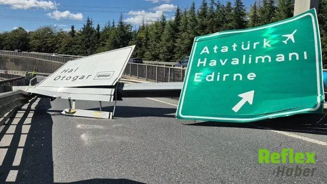 Esenler'de Damperi Açık Kamyon İ̇ki Yön Tabelasını Devirdi