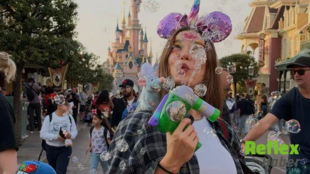 Serenay Sarıkaya’dan Paris’te Renkli Disneyland Kaçamağı