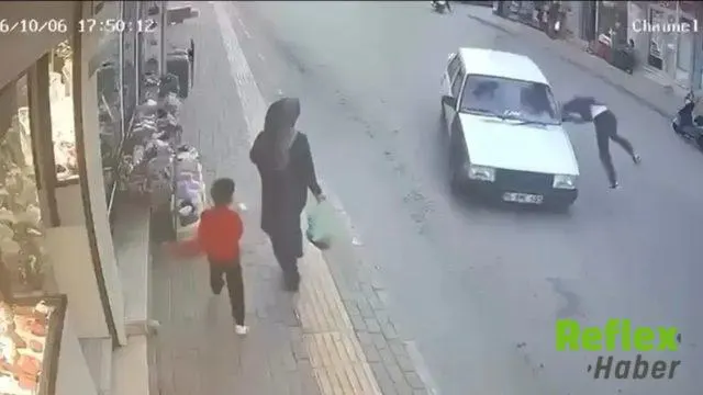 Bursa'da Otomobilin Çarptığı Yaya Yan Aynaya Tutundu