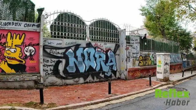 Şişli’de Okul Çevresindeki Duvarlar Sanal Kumar Reklamlarıyla Kaplandı