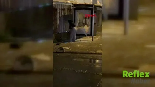 Arnavutköy'de İ̇ett Durağının Camı Kaldırım Taşıyla Kırıldı