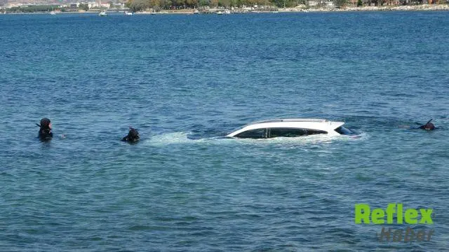 Çanakkale'de El Freni Unutulan Otomobil Denize Sürüklendi