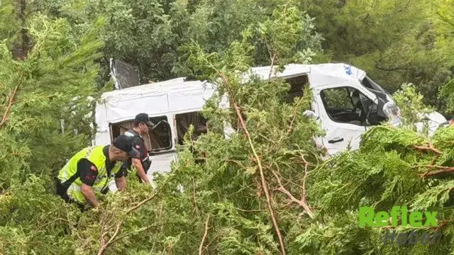 Mersin Silifke'de Minibüs Bahçeye Yuvarlandı: 1'i Ağır, 17 Yaralı