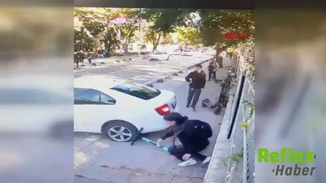 Üsküdar'da otomobil önce başka bir araca ardından kaldırımdaki öğrencilere çarptı | VİDEO İZLE