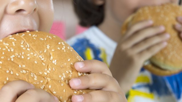 İnsan yemek yerken neden boğulur ve boğulmamak için ne yapılması gerekir?