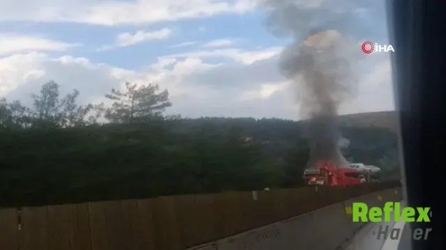 Seyir halindeki otomobil taşıyıcısı tır alev aldı: Araçlar yangında zarar gördü | VİDEO İZLE