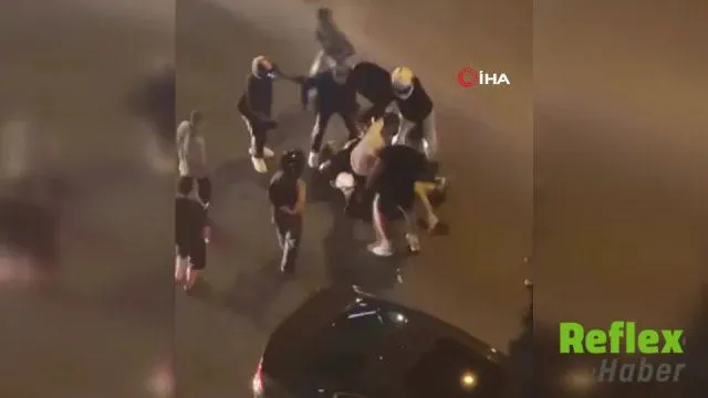 Korna bastı diye önünü kestiler: Antalya'da yol ortası kavgası | VİDEO İZLE