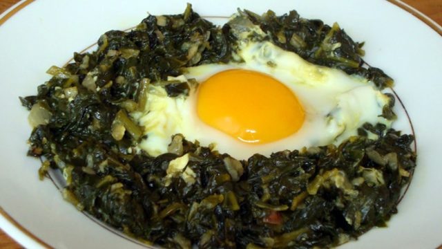 Ispanağı yoğurtla değil, yumurtalı yiyin; yumurtayı domatesle, köfteyi yeşil salata ile tüketin