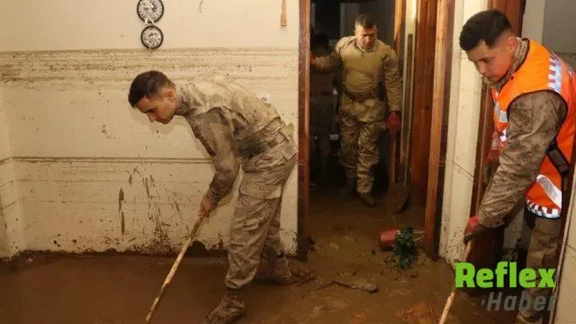 Ayazağa’da Sel Sonrası Temizlik Gece Boyunca Sürüyor