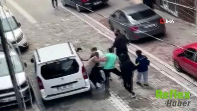 Esenyurt'ta olay: Eski koca ortalığı karıştırınca kadının ailesi tekme tokat kovaladı | VİDEO İZLE