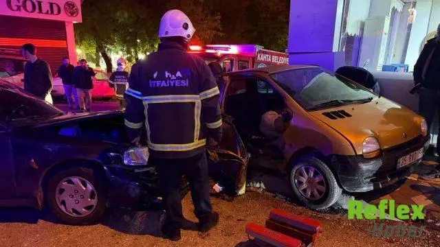 Kahta’da Çarpışan İ̇ki Otomobil Vitrine Savruldu: 2 Yaralı
