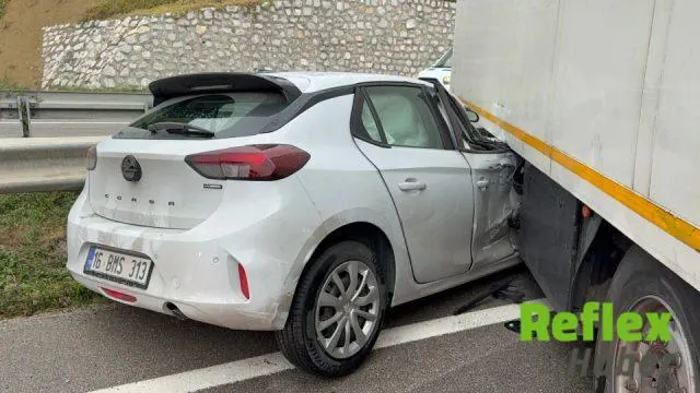 Tır önce bariyerleri parçaladı, ardından yolu kapattı: Samsun’daki kazada iki yaralı