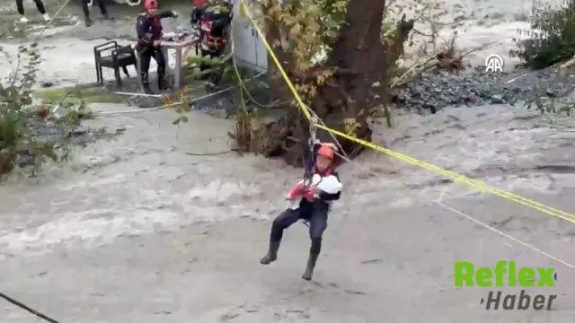 Sakarya'da Selde Mahsur Kalan Vatandaşları Jandarma Kurtardı