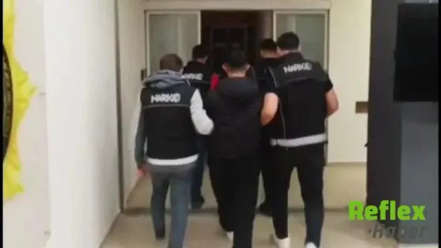 Manisa’da Araçtan 225 Bin 960 Sentetik Ecza Çıktı: 2 Şüpheli Tutuklandı