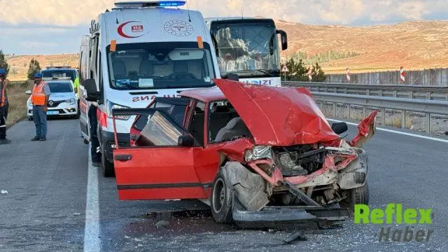 Sivas-Kayseri yolunda otomobil TIR’a çarptı: 6 yaralı