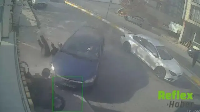 Esenyurt'ta Otomobil Motosiklet Ve Yayaya Çarptı