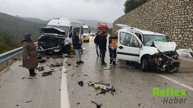 Bursa’da Minibüs Ve Hafif Ticari Araç Çarpıştı: 1 Ölü, 10 Yaralı