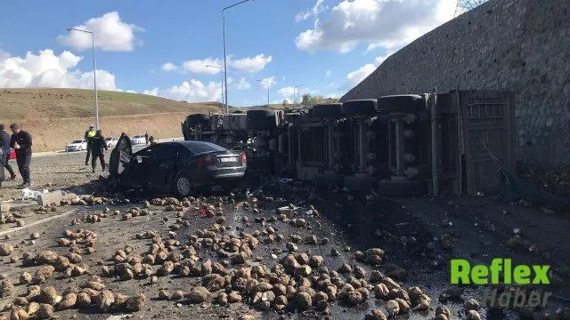 Ağrı’da Pancar Yüklü Tır İ̇le Otomobil Çarpıştı: 4 Ölü