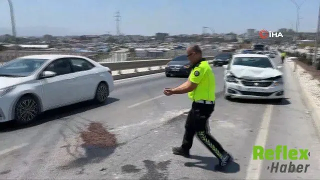 Hatay’da Trafik Polisi Kazayı Önlemek İ̇çin Kum Taşıdı