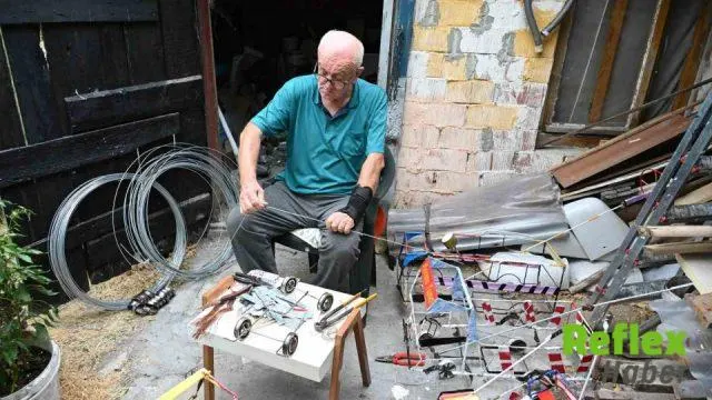 Manisalı Ali Rıza İşçi, hurda rulmanlardan çocuklara oyuncak yapıyor