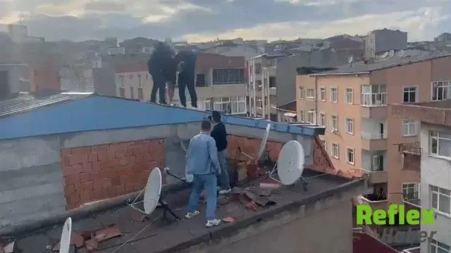 Esenler’de Çatıya Kaçan Aranan Şüpheli Yakalandı