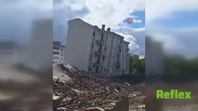 Elazığ'da Ağır Hasarlı Beş Katlı Bina Kontrollü Yıkıldı