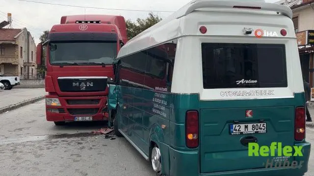 Selçuklu Mehtap Caddesi'nde Kamyon Ve Minibüs Çarpıştı: 10 Yaralı