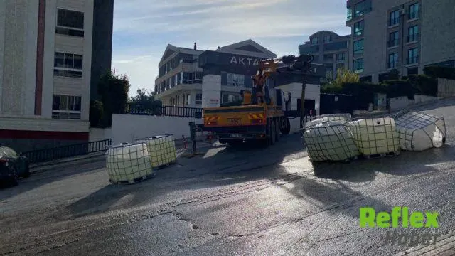 Bursa'da Kamyon Kasasından Sızan Sülfürik Asit Nedeniyle Cadde Kapatıldı