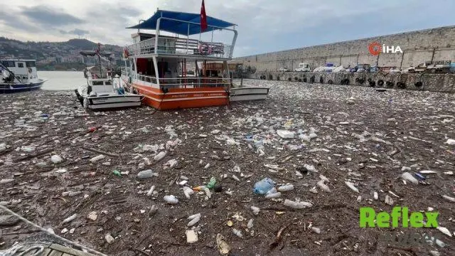 Zonguldak Limanı'nda Atıklar Deniz Yüzeyini Kapladı