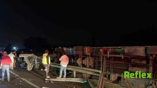 İğdır’da Çimento Yüklü Tır Bariyerlere Çarparak Devrildi