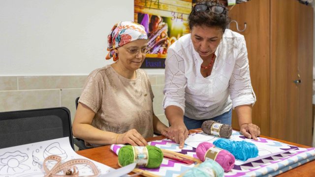 Kanser Teşhisi Sonrası Hayata Kursla Tutundu: Bornova’da Yeliz Evrensel’in Umut Veren Hikâyesi
