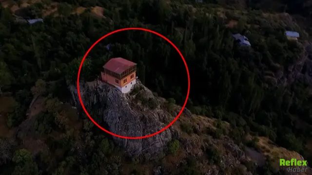 Kayaların Üzerine İnşa Edildi! Ünlü Filmle Tanınan Ev Satışta