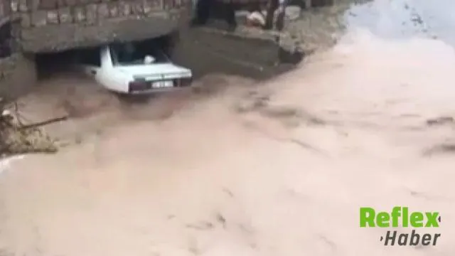 Nevşehir’de sel sularının sıkıştırdığı araçtaki vatandaşlar kurtarıldı