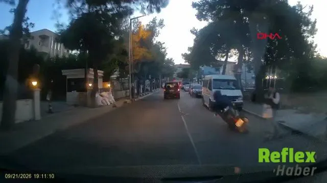 Otomobilin altında kalmaktan saniyelerle kurtuldu | VİDEO İZLE