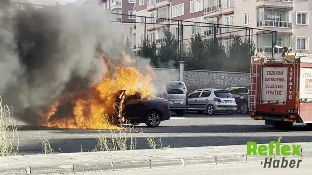 Erzurum’da park halindeki otomobil yangında kullanılamaz hale geldi